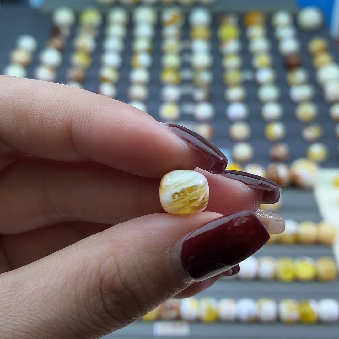 琥珀未镶嵌裸石9.7*8.8mm