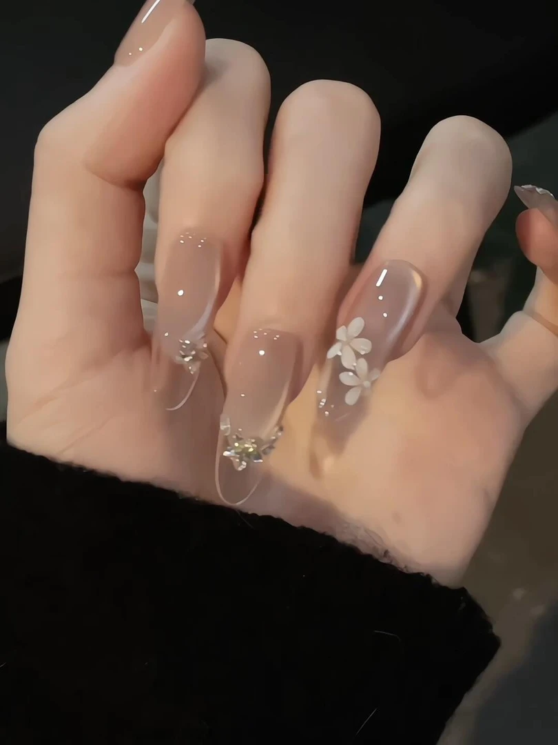 2025纯手工穿戴甲温柔气质冰透法式小花猫眼立体花朵清透新娘美甲