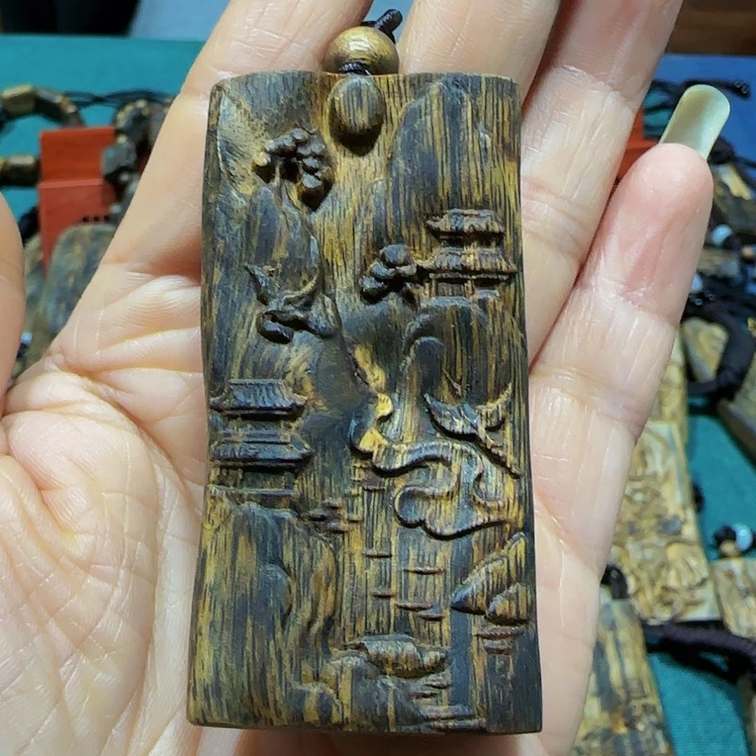 沉香吊坠海南白奇乌身老料雕刻山水牌带绳19克