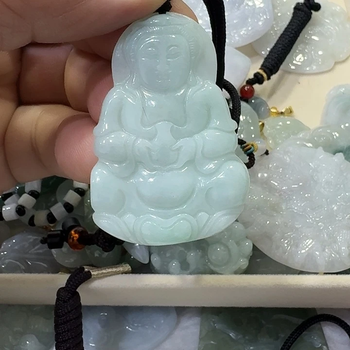 翡翠未镶嵌颈饰观音