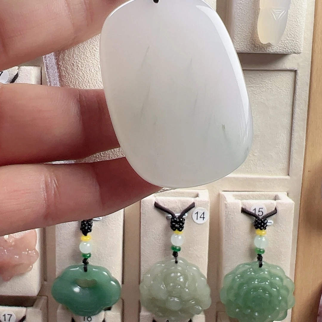 石英质玉（金丝玉）未镶嵌颈饰