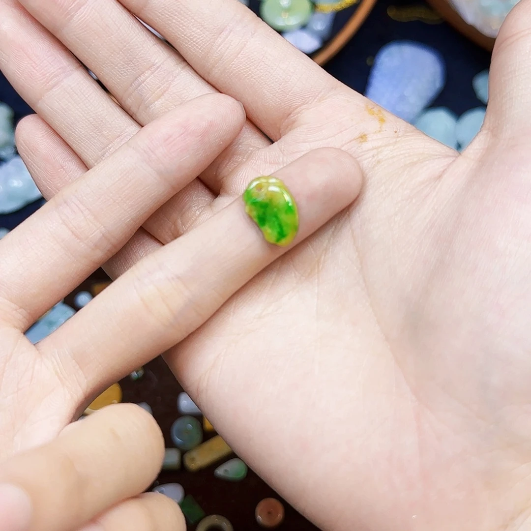 屁***气翡翠未镶嵌颈饰翡翠