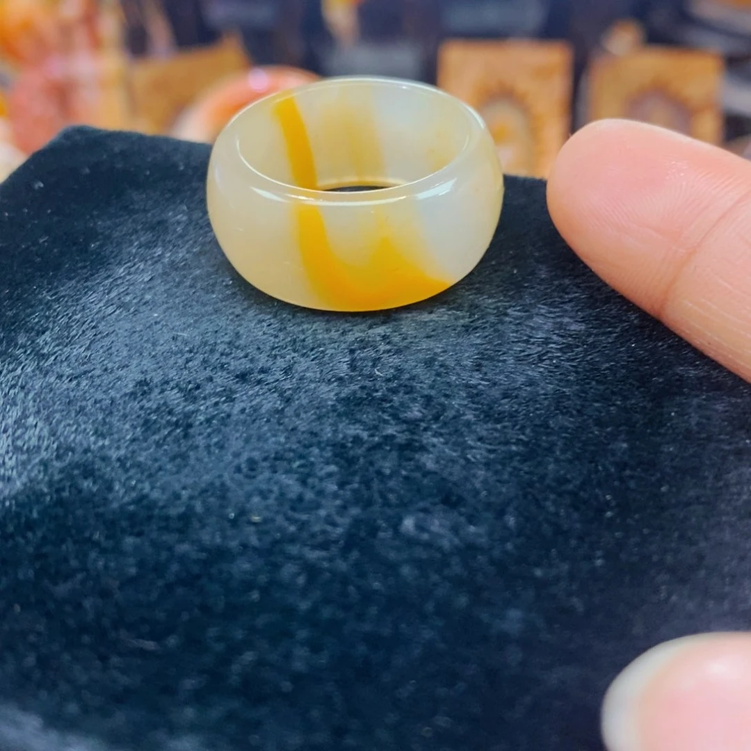 未镶嵌石英质玉（黄龙玉）颈饰