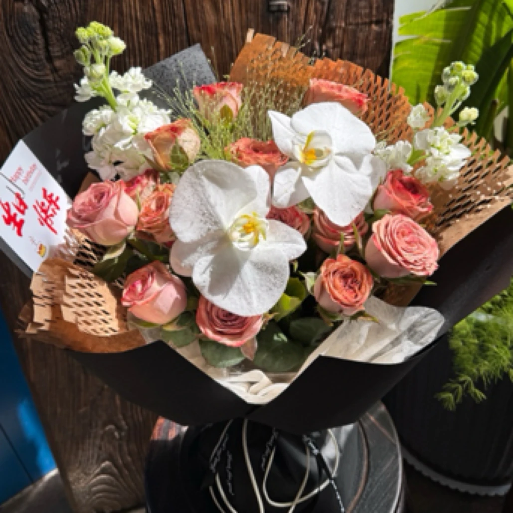 16 朵卡布搭配 2 朵蝴蝶兰 2 朵紫罗兰混搭花束