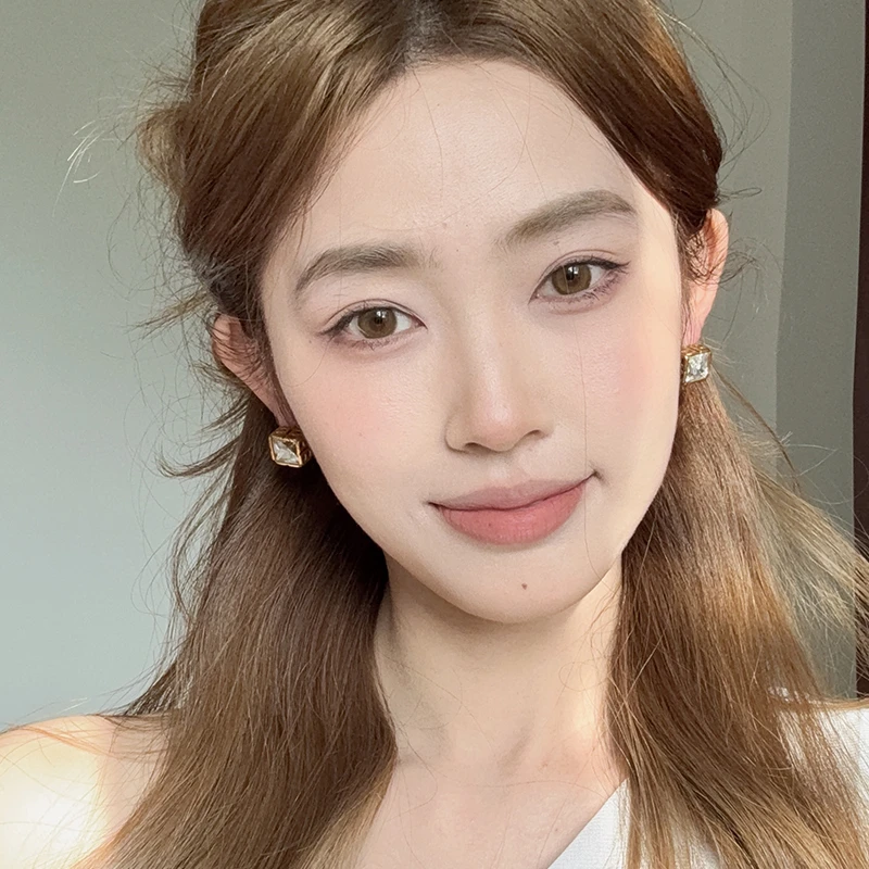 oushipei/欧诗佩 铜合金合成锆石耳饰 精致复古做旧方形耳环女