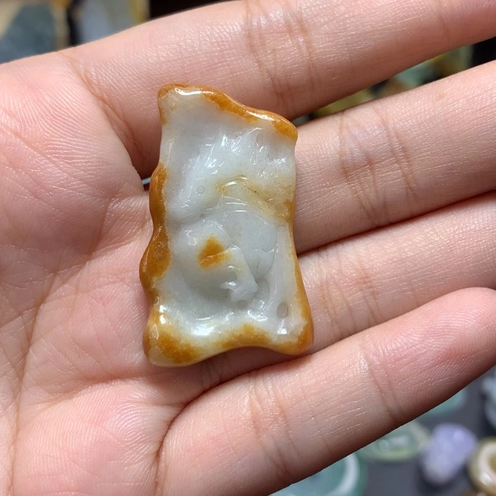 翡翠未镶嵌颈饰生肖牌马