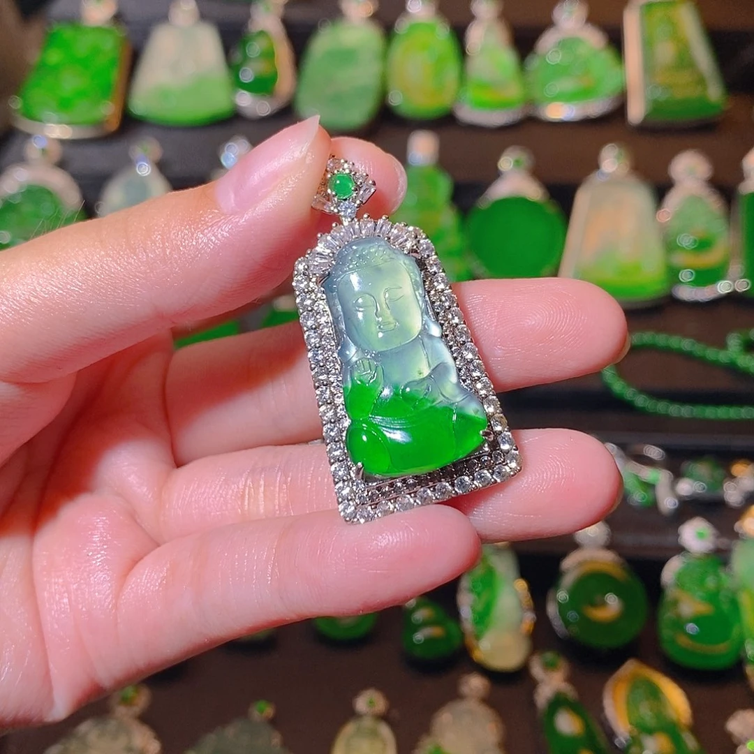 翡翠未镶嵌颈饰。