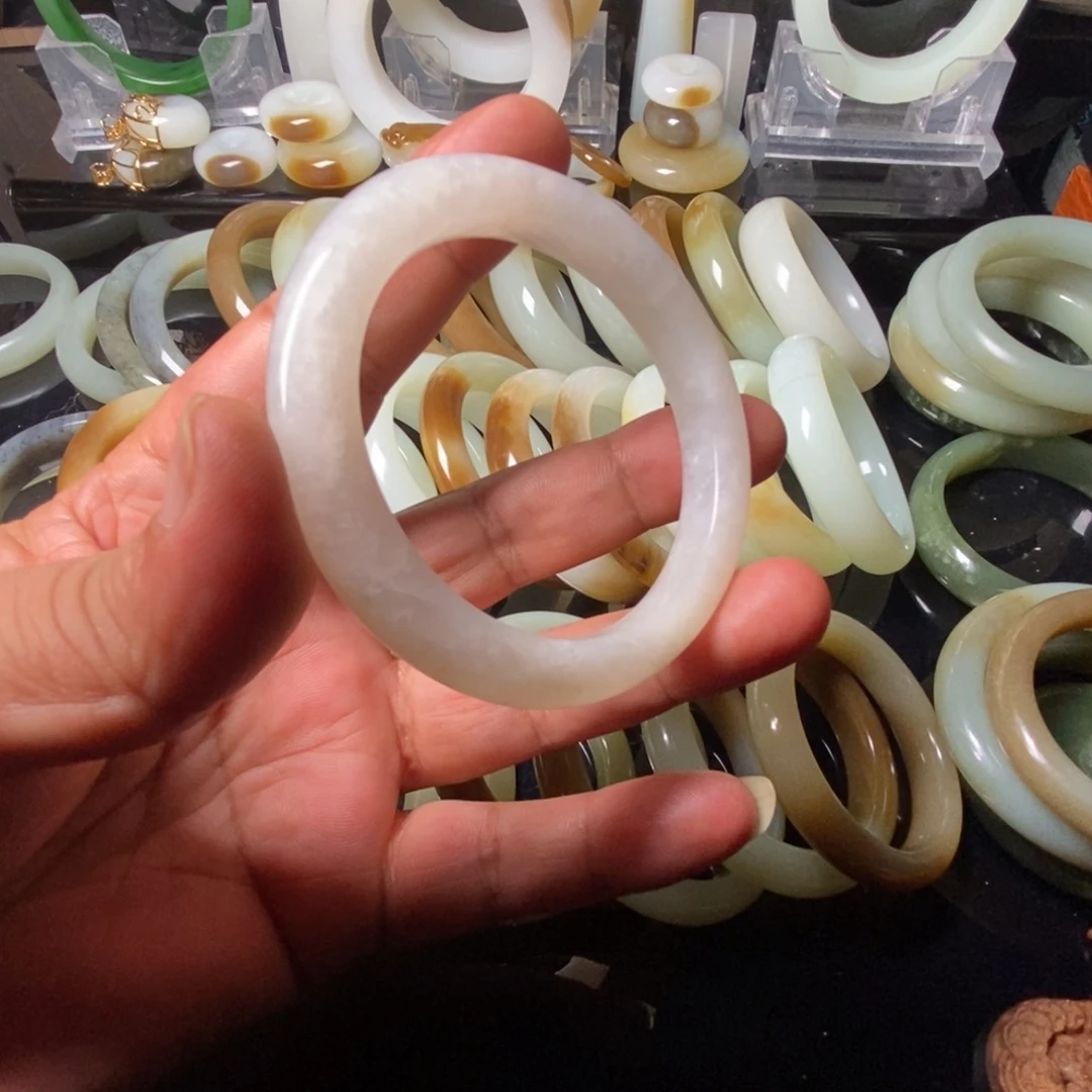 和田玉未镶嵌手镯