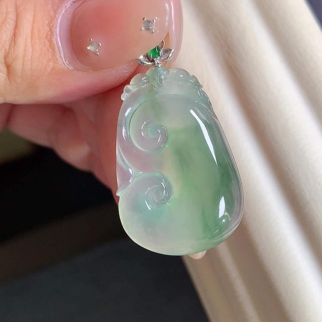翡翠18K金镶嵌颈饰如意