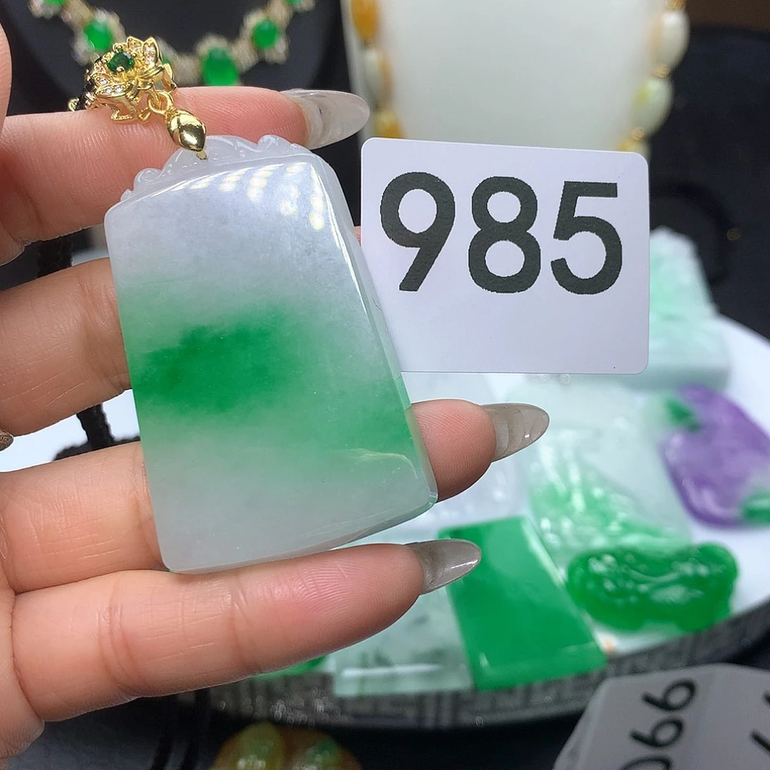 翡翠吊坠(赠链)未镶嵌