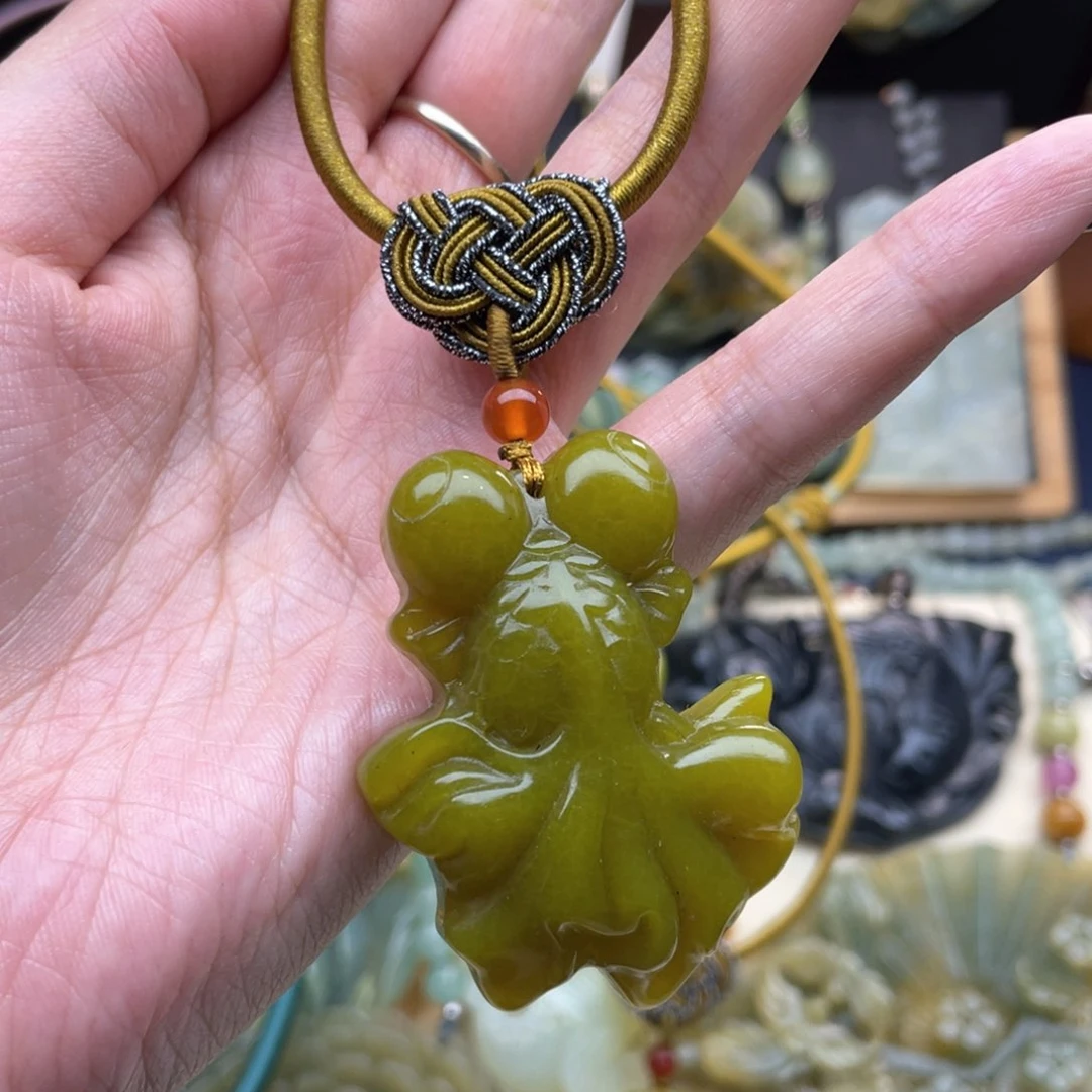 蛇纹石玉颈饰未镶嵌