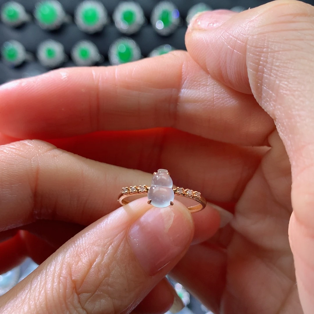 18K金镶嵌戒指翡翠伴钻