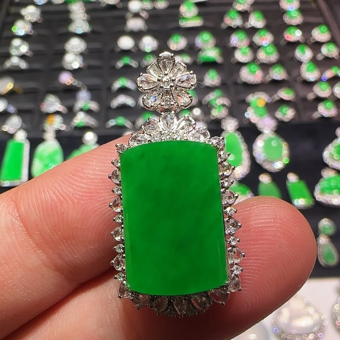 翡翠18K金镶嵌颈饰吊坠