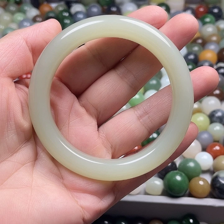 未镶嵌透闪石质玉珠宝奇石