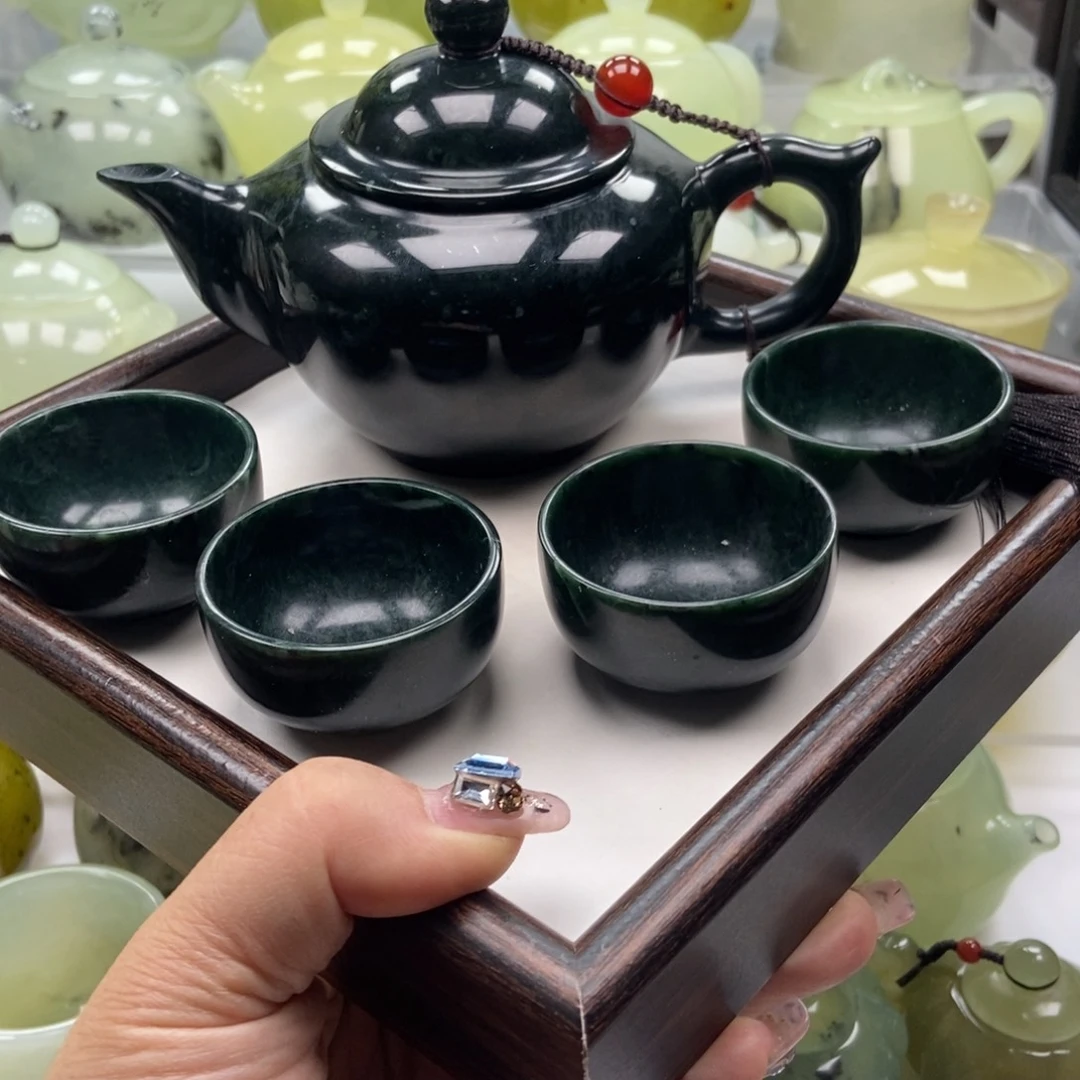 業***勤蛇纹石玉未镶嵌壶