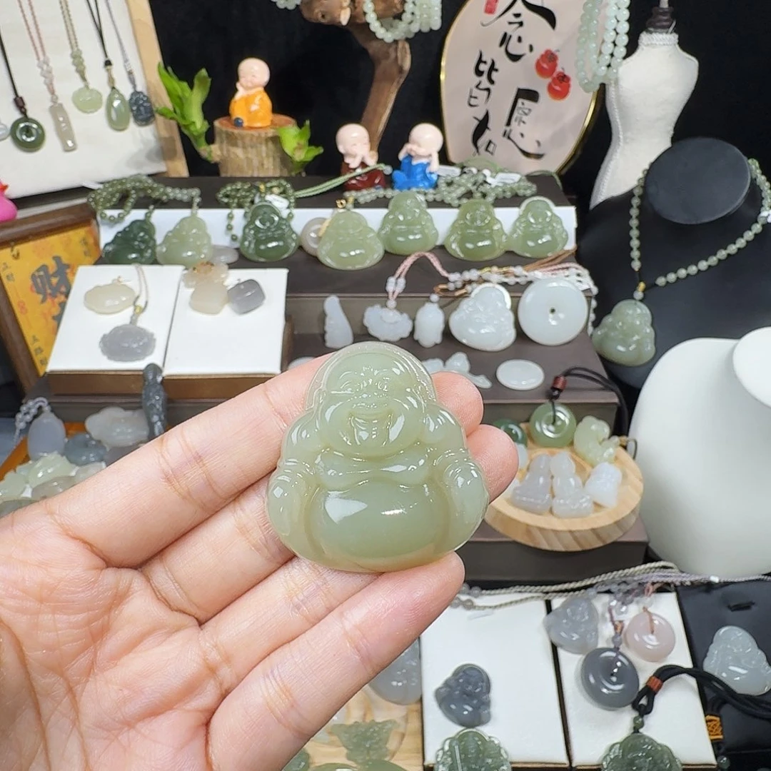 陈****颈饰未镶嵌和田玉