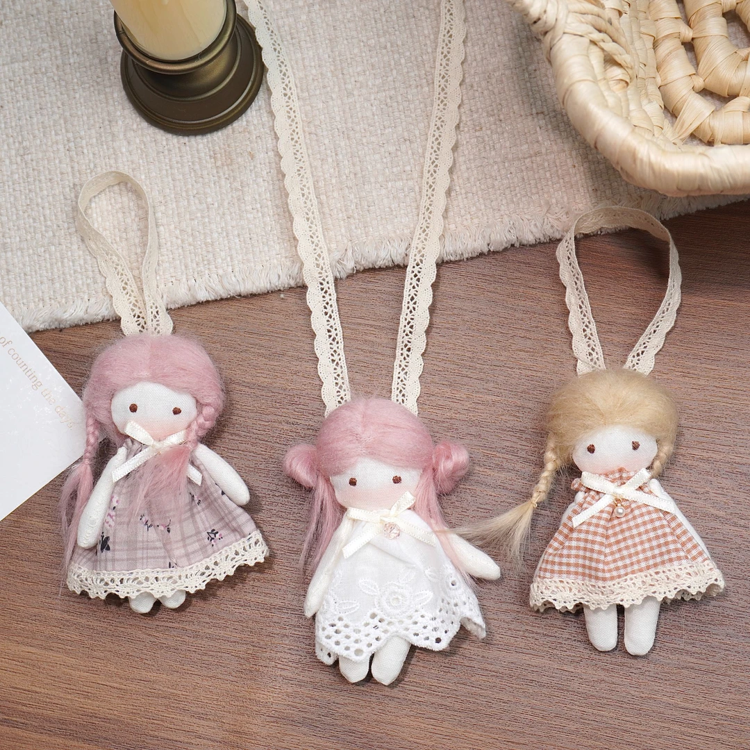 满9.9飞 卡通可爱公仔小女孩布艺项链挂件立体充棉刺绣蕾丝饰品