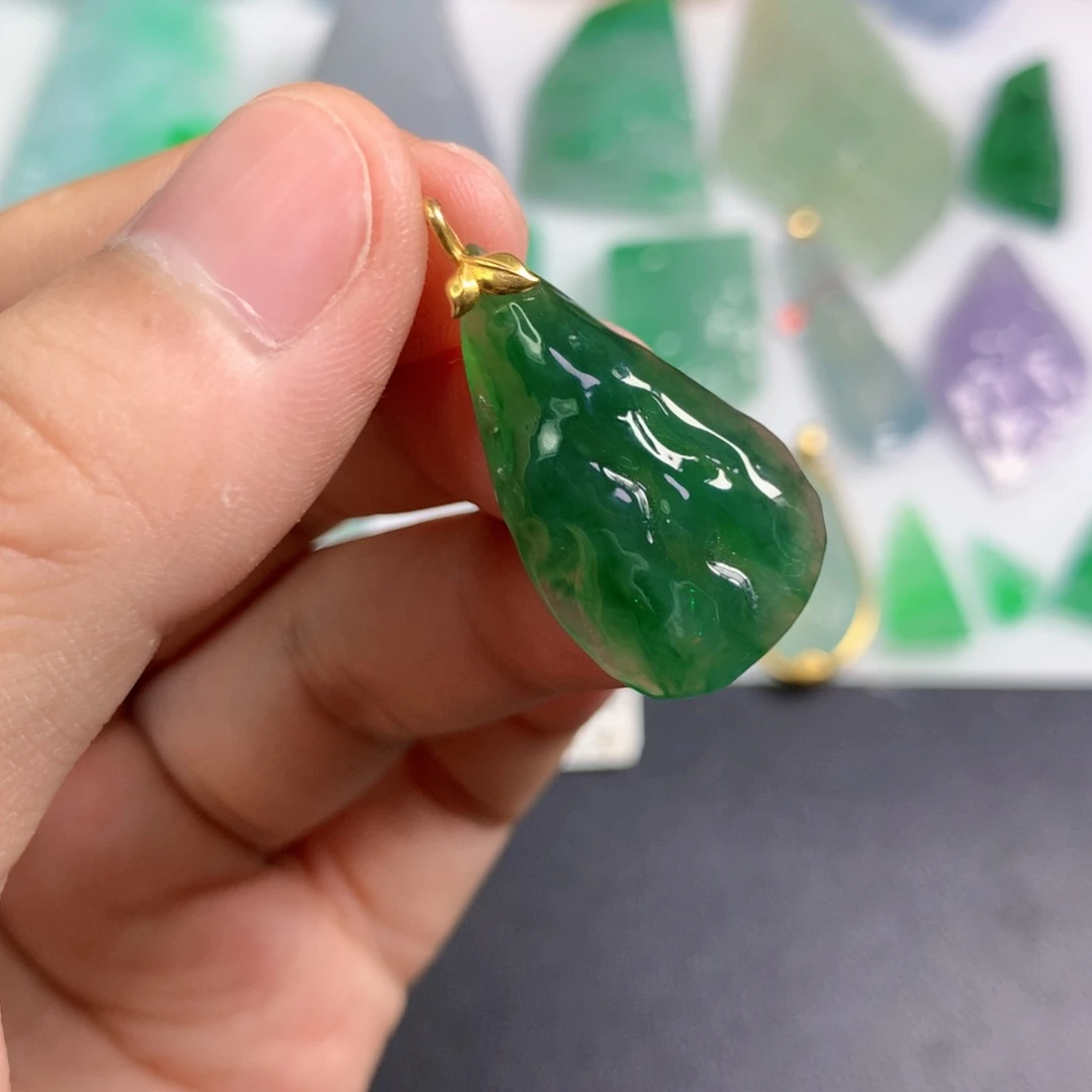 【闪购商品】颈饰18K金镶嵌翡翠小*姨