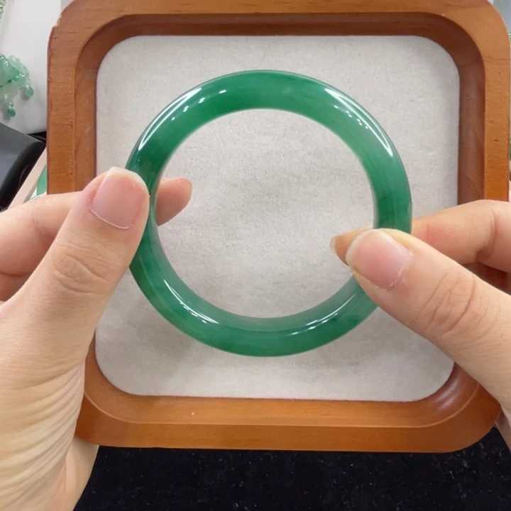 未镶嵌手镯石英质玉（非洲翠）