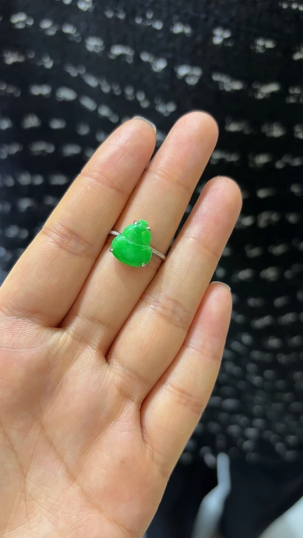 天然绿色翡翠戒指