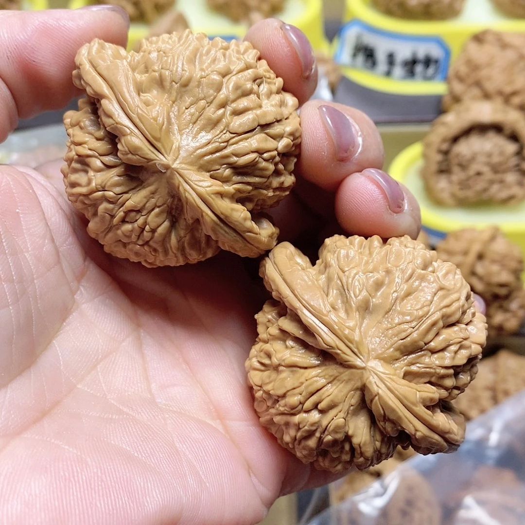 文玩核桃吊坠李*强白狮子