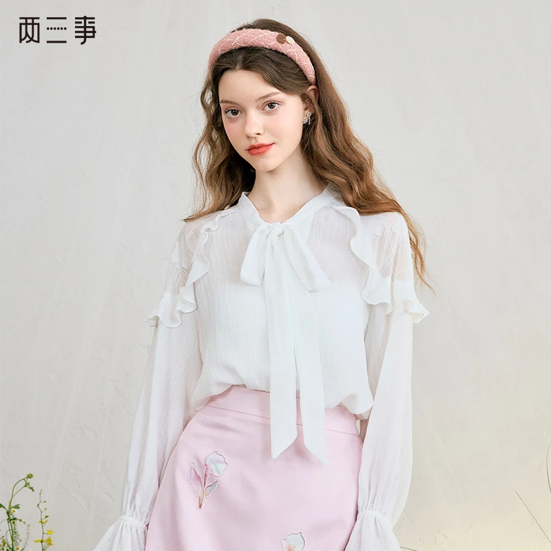 两三事 云烟成雾 2025春季新款甜美拼布荷叶边长袖白色上衣女宽松