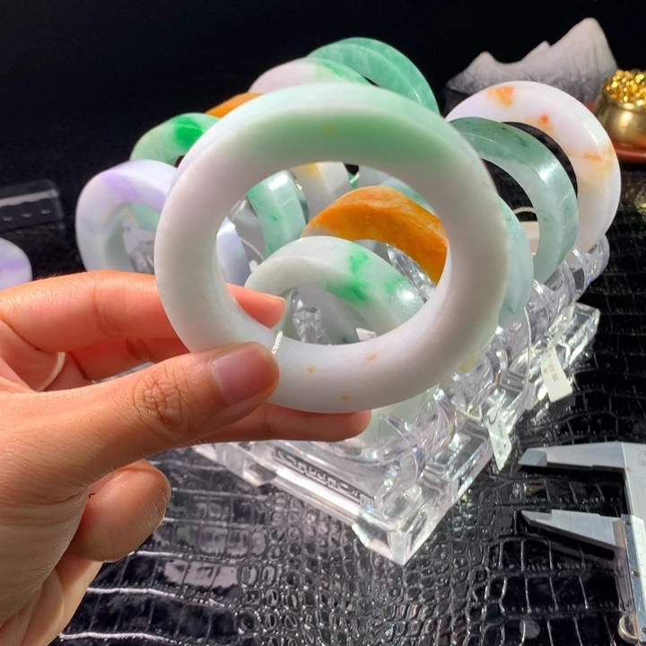 定制翡翠未镶嵌手镯