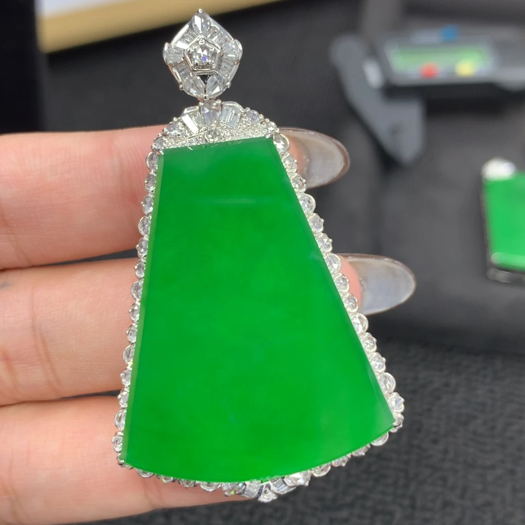 翡翠18K金镶嵌颈饰祜无事牌