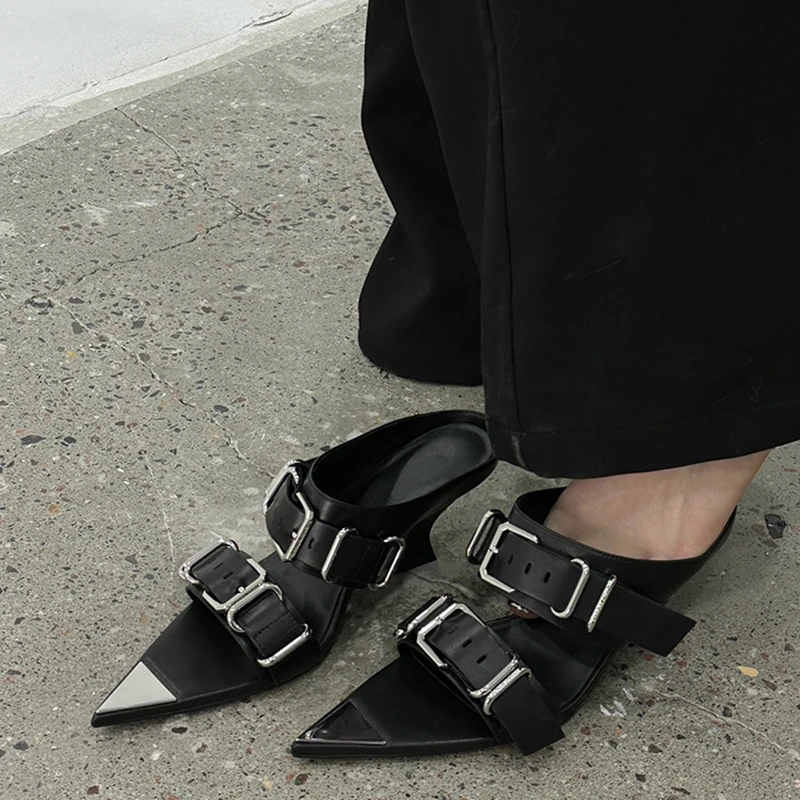 现货~小众金属尖头皮带扣凉拖鞋女2023年新款法式坡跟时装凉鞋