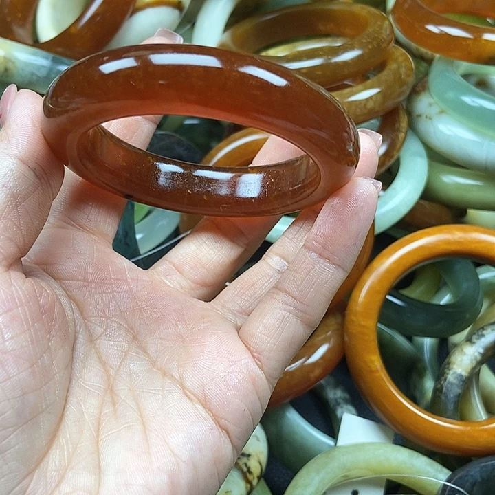 悬***轴透闪石质玉手镯未镶嵌