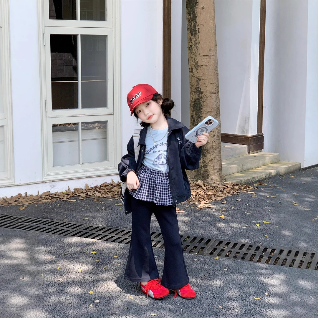 小思家2025秋季女童休闲百搭翻领外套卡通印花T恤屁帘喇叭裤套装