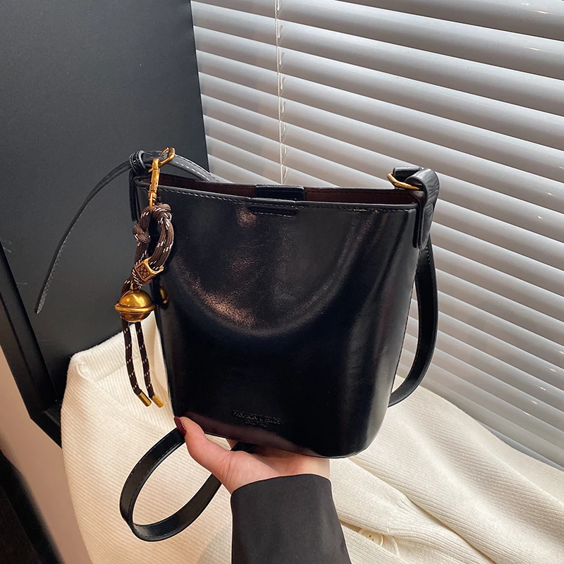 【工厂直销】高级轻奢质感简约手提斜挎女式包包6025黑色