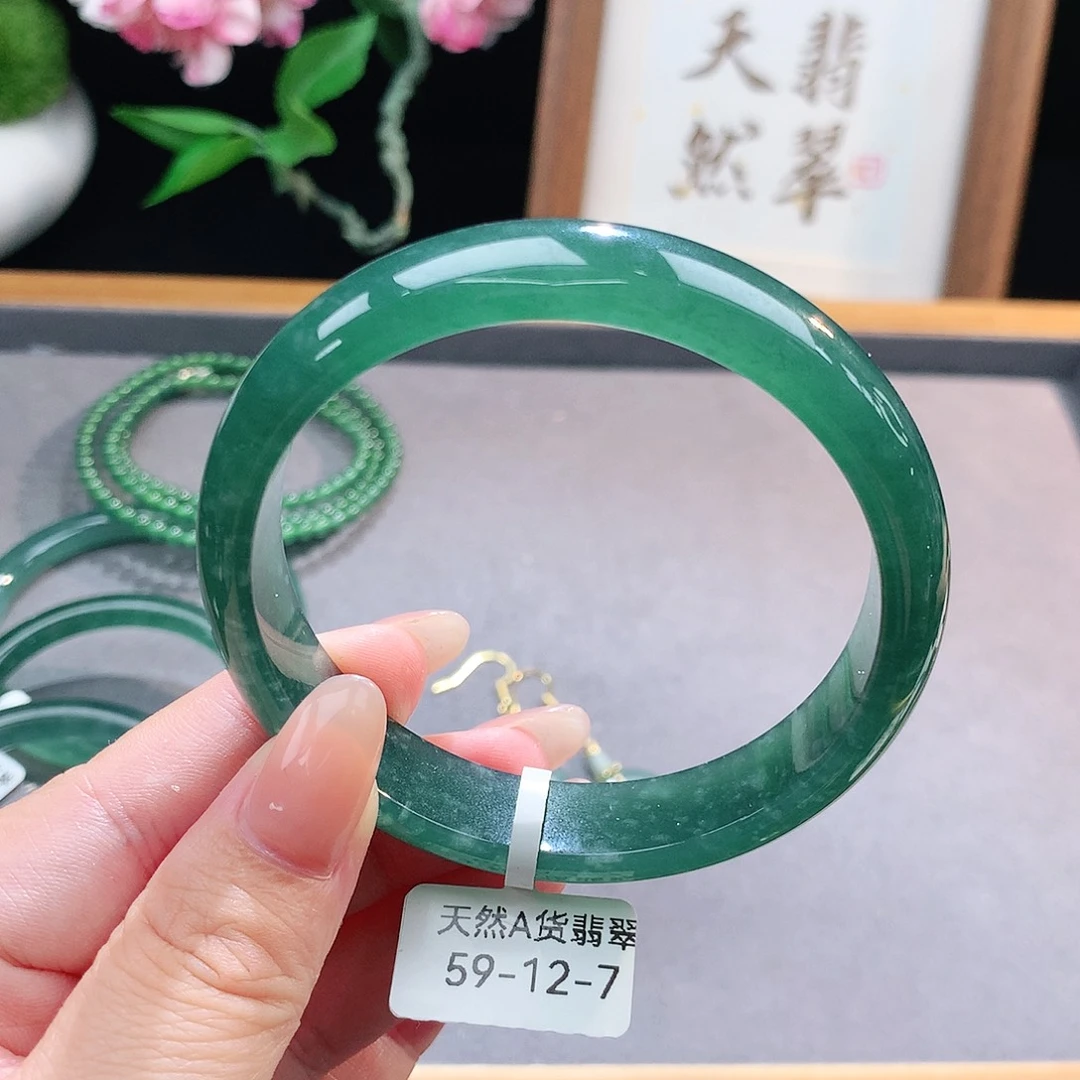 未镶嵌手镯（圆镯）翡翠