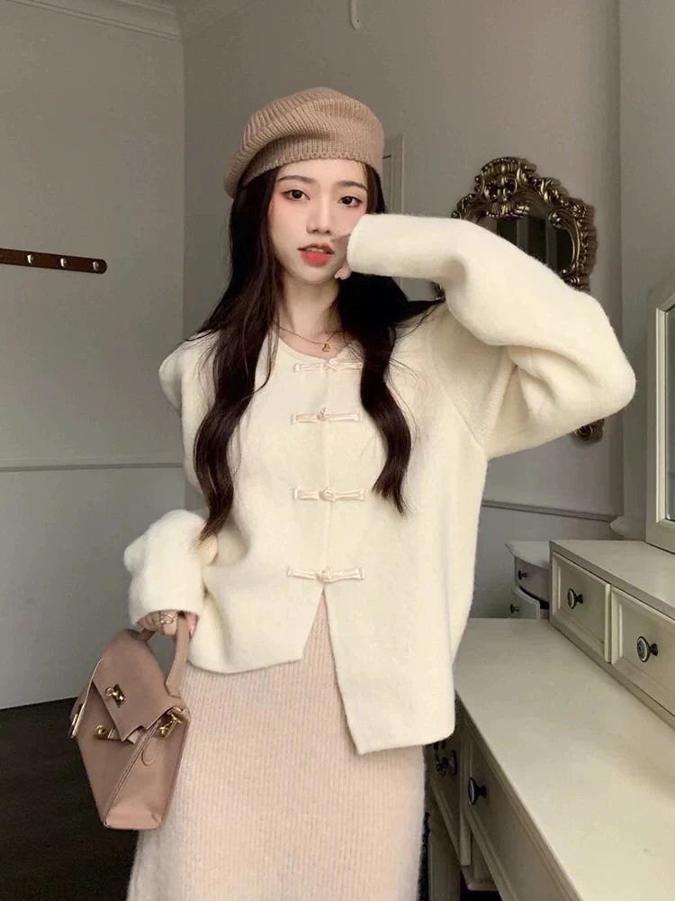 新中式国风盘扣针织毛衣开衫软糯不规则短外套女2025年新款上衣