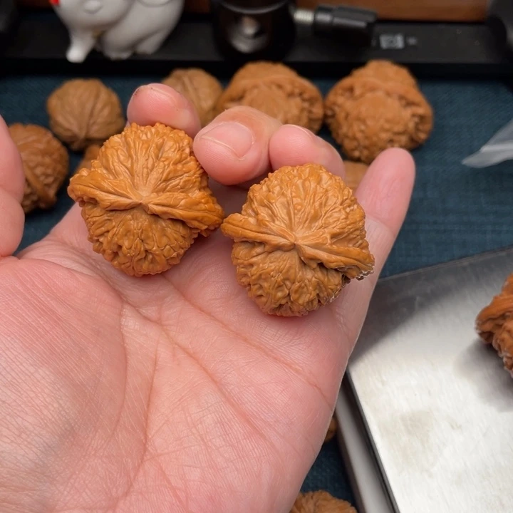 秉***。把件文玩核桃全品红皮白狮子37