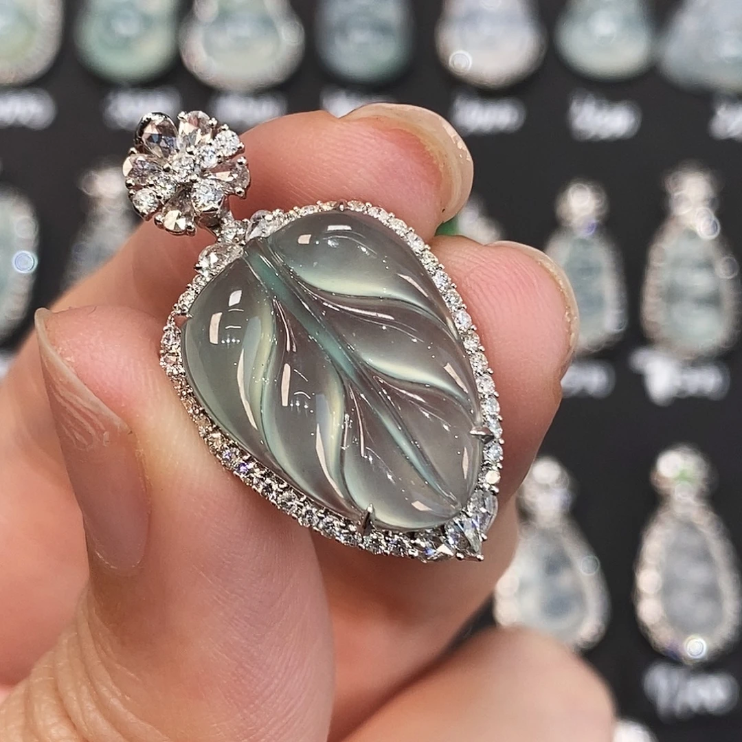 翡翠18K金镶嵌颈饰