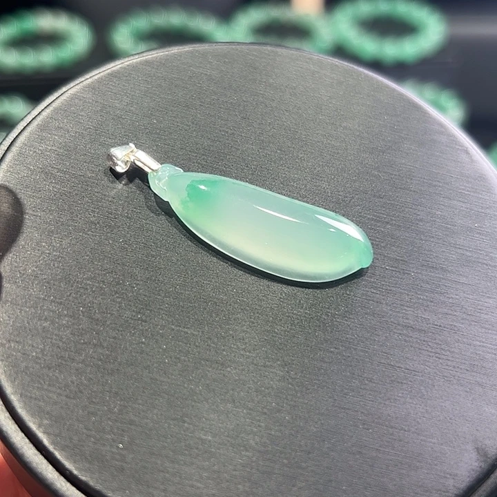 颈饰未镶嵌石英质玉（非洲翠）