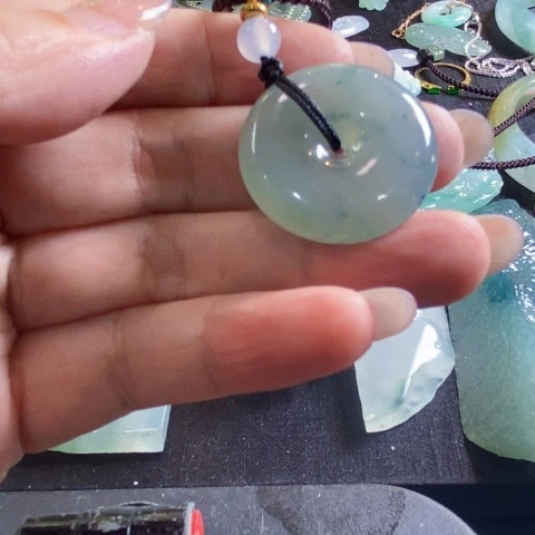 翡翠未镶嵌颈饰游**生天然翡翠