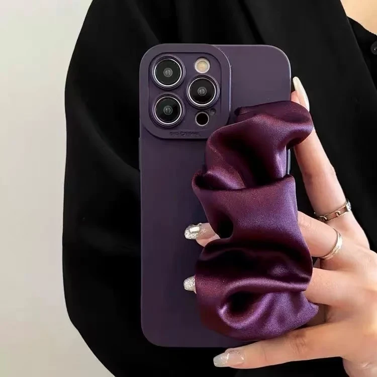 高级紫色个性弹力褶皱腕带手机壳适用苹果15iphone16promax防摔14