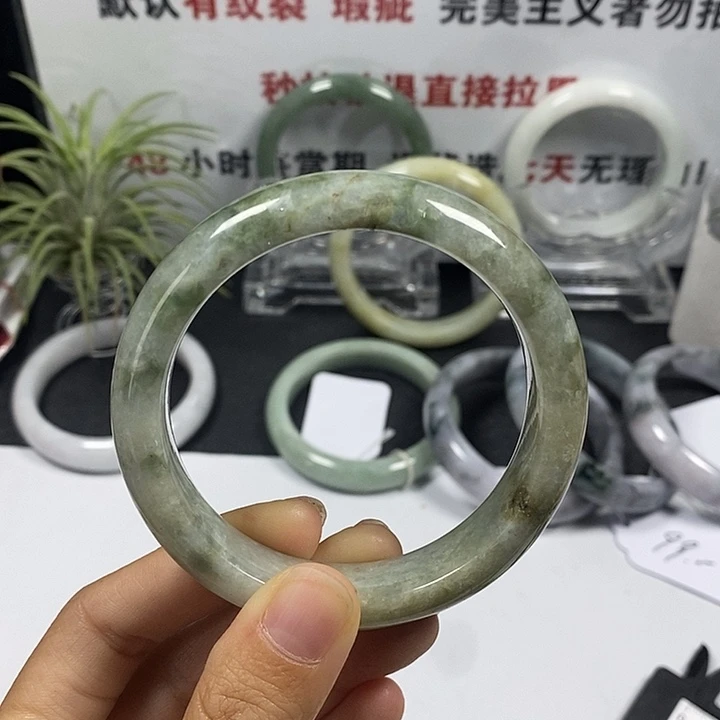 未镶嵌手镯翡翠19号。 56.6圈
