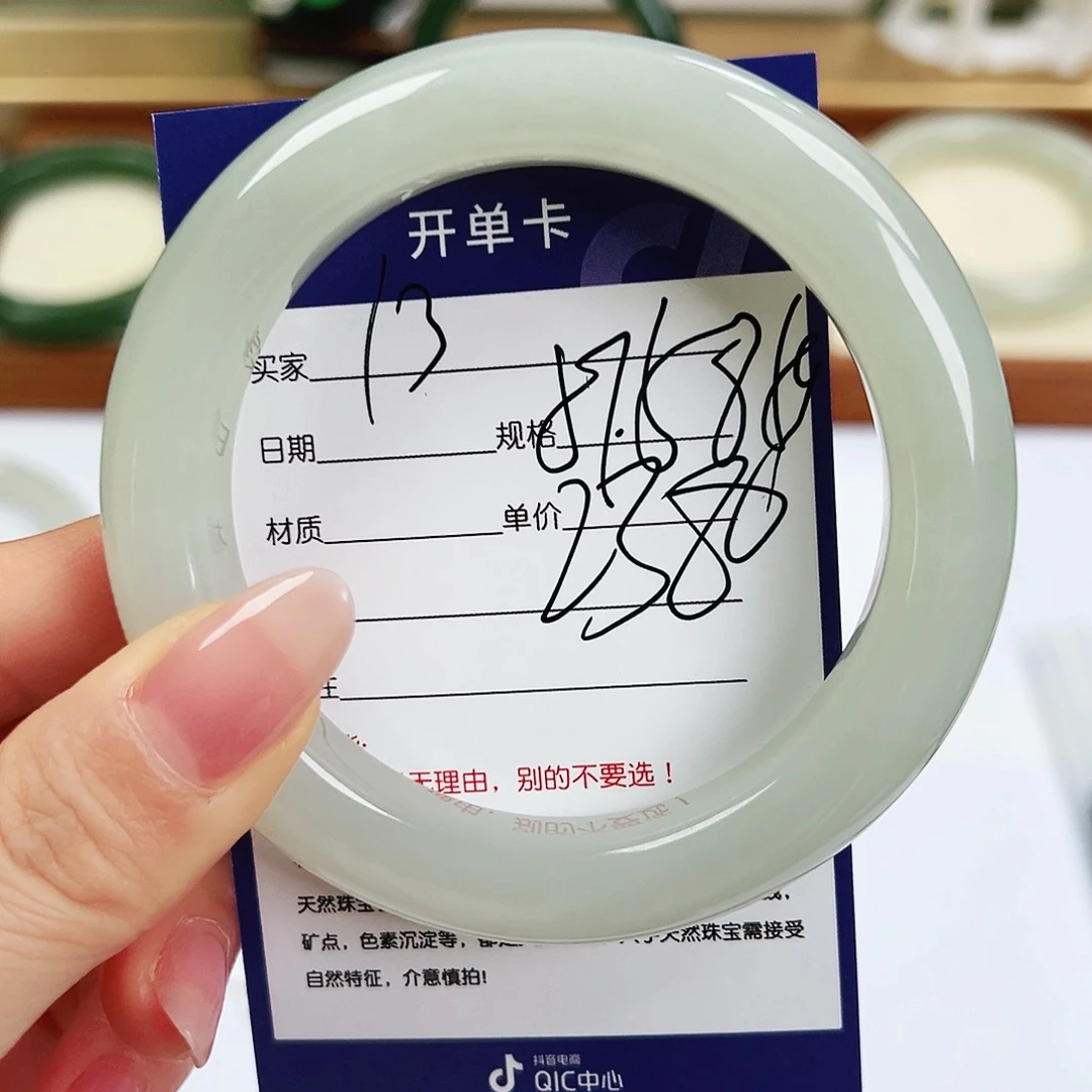 用***6和田玉未镶嵌手镯