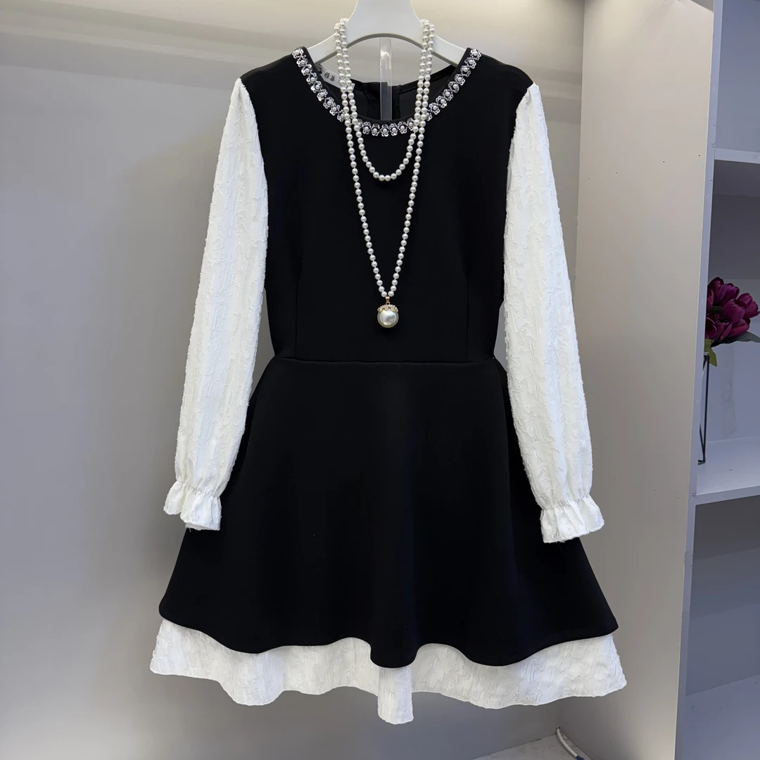 早春新款时尚洋气扭扣设计蕾丝拼接显瘦连衣裙