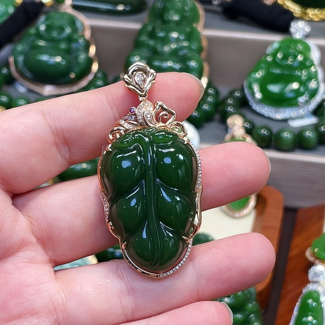 和田玉（碧玉）颈饰18K金镶嵌菠菜绿树叶