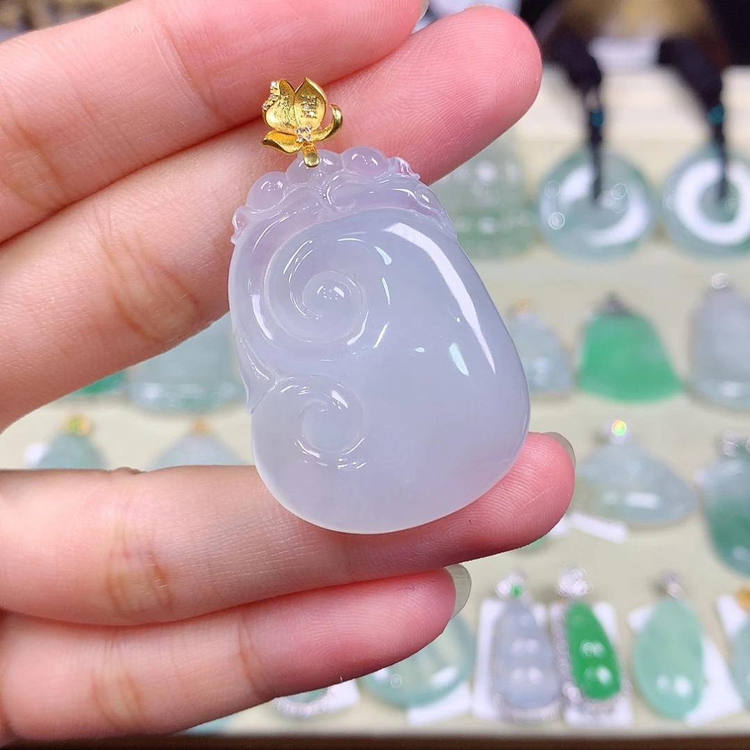 翡翠18K金镶嵌颈饰如意