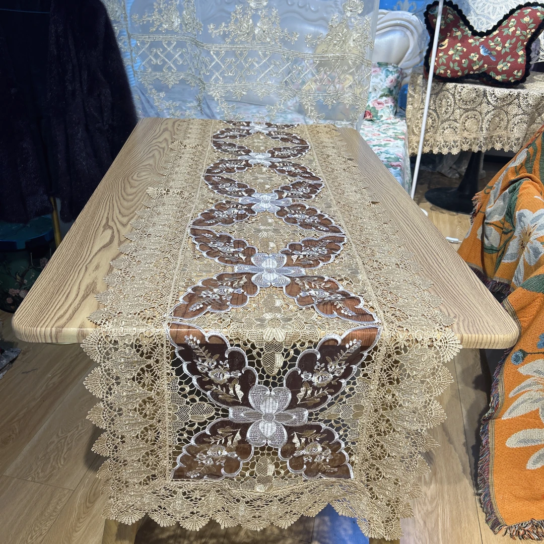 DY018-36-4玻璃纱（40*180cm）红底四朵四叶小白花镂空桌布