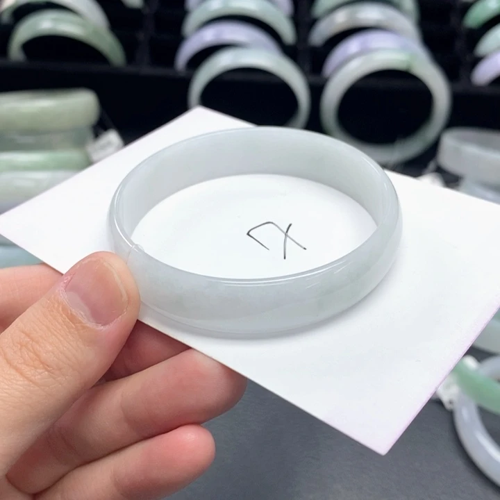 翡翠未镶嵌手镯公主