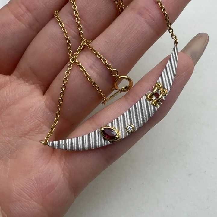 未镶嵌颈饰红宝石