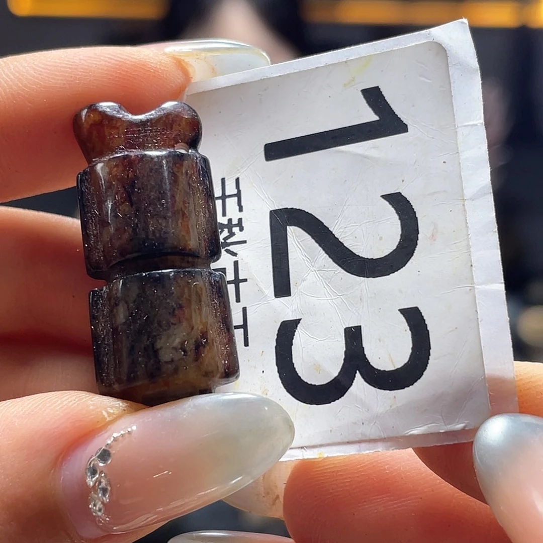 紫***瞳和田玉未镶嵌颈饰