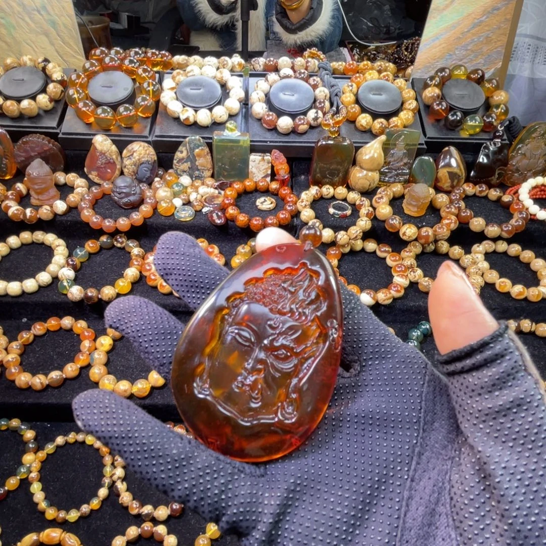 琥珀未镶嵌颈饰血珀一念之间