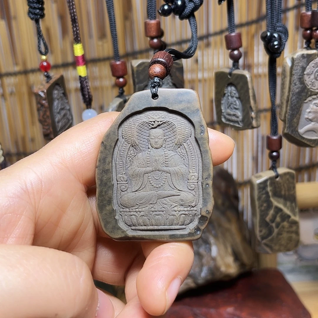 新疆原石雕刻手把件